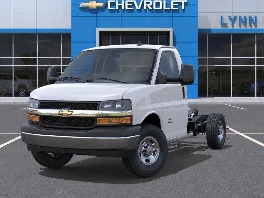 2025 Chevrolet Express Cutaway 3500 photo 1