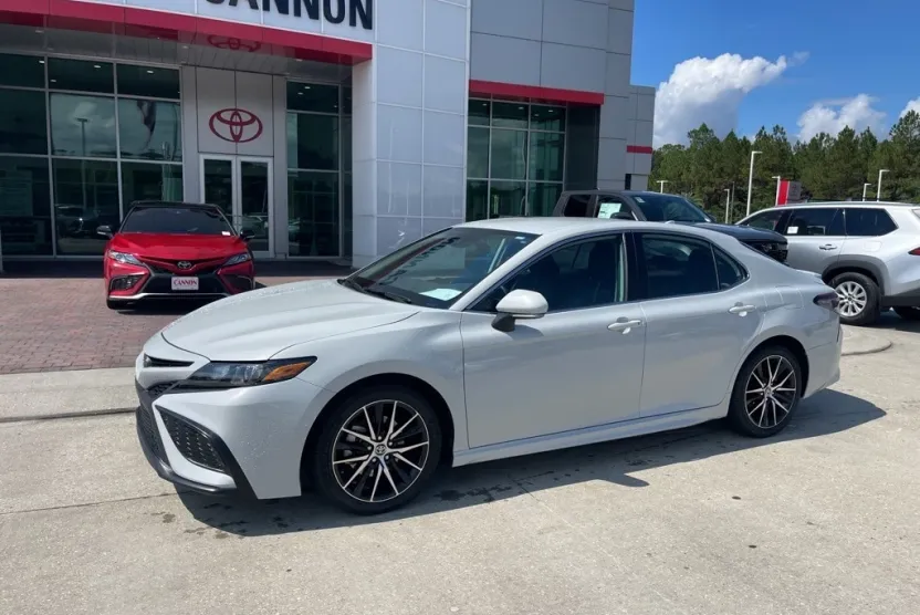 2023 Toyota Camry SE photo 1