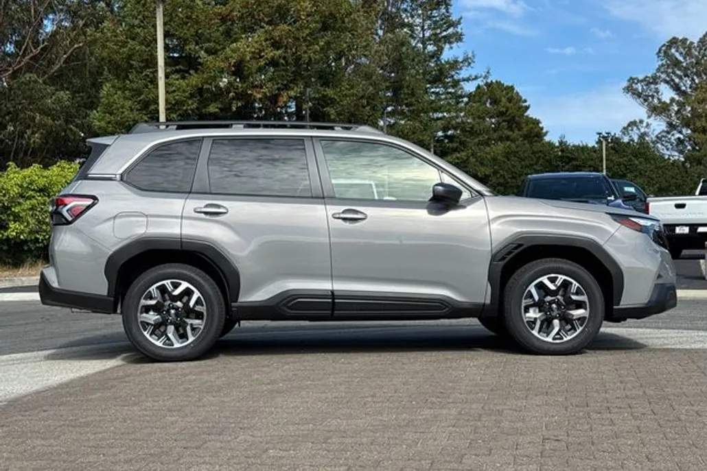 2025 Subaru Forester Premium photo 1