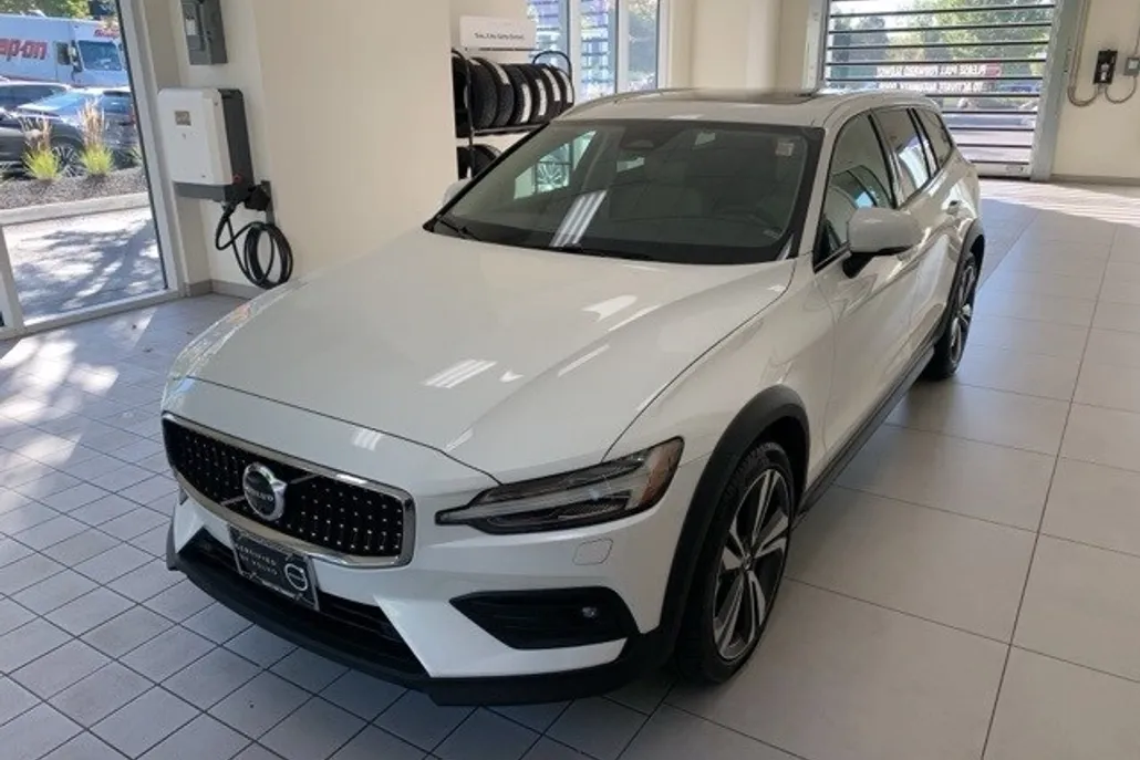 2024 Volvo V60 Cross Country B5 Plus photo 1
