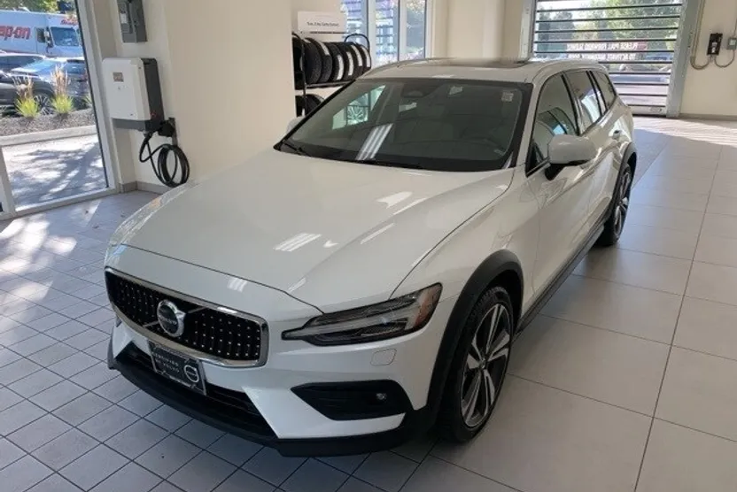 2024 Volvo V60 Cross Country B5 Plus photo 1