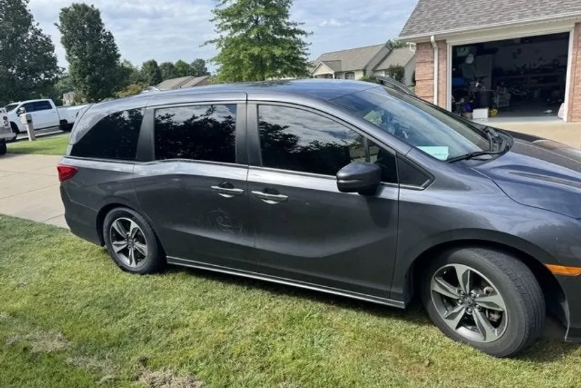 2019 Honda Odyssey Touring photo 1