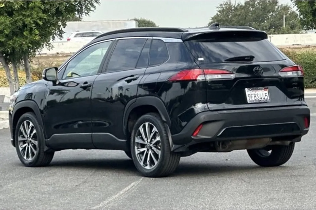 2022 Toyota Corolla Cross XLE photo 1