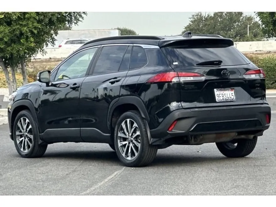 2022 Toyota Corolla Cross XLE photo 1
