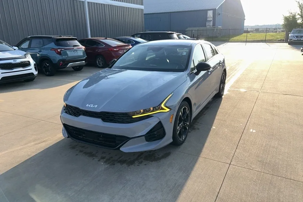 2023 Kia K5 GT-Line photo 1