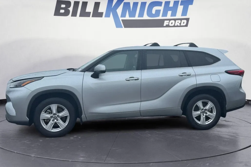 2023 Toyota Highlander LE photo 1