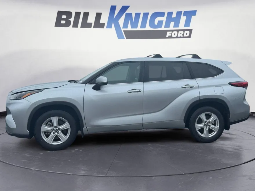 2023 Toyota Highlander LE photo 1
