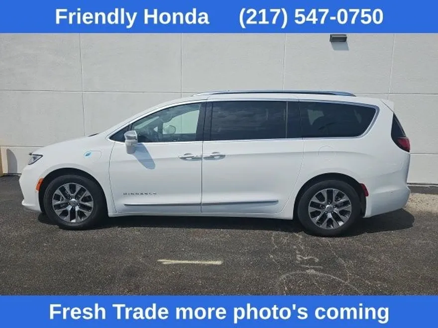 2024 Chrysler Pacifica Hybrid Pinnacle photo 1