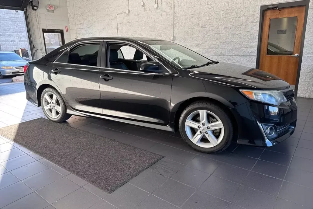2012 Toyota Camry SE photo 1