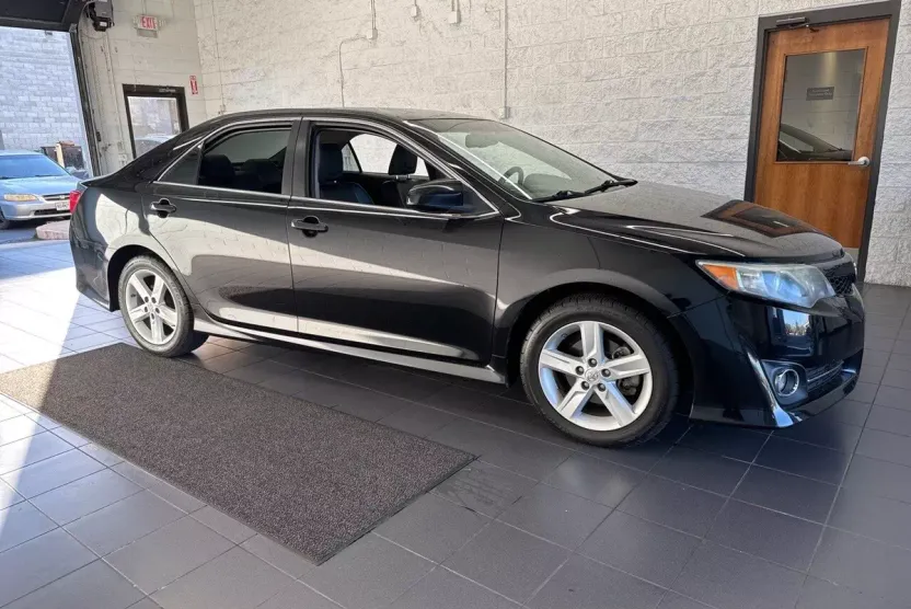 2012 Toyota Camry SE photo 1