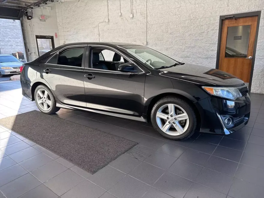 2012 Toyota Camry SE photo 1