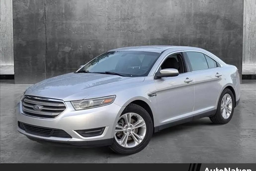 2017 Ford Taurus SEL photo 1