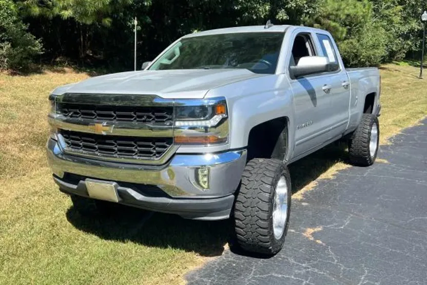 2018 Chevrolet Silverado 1500 LT photo 1