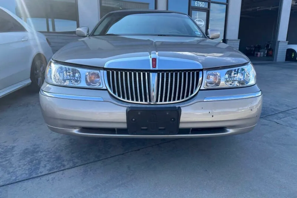2000 Lincoln Town Car Signature photo 1