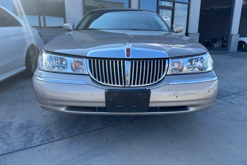 2000 Lincoln Town Car Signature photo 1