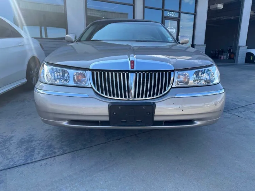 2000 Lincoln Town Car Signature photo 1