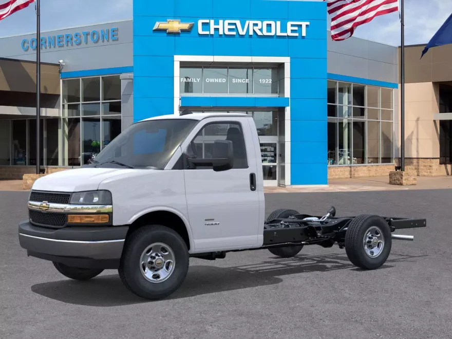2025 Chevrolet Express Cutaway 3500 photo 1