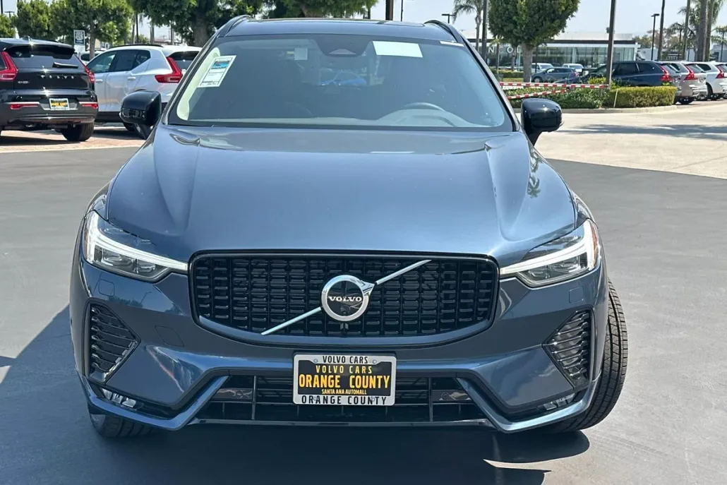 2025 Volvo XC60 B5 Plus photo 1