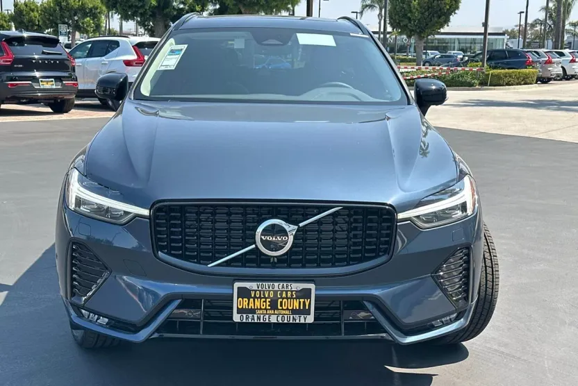 2025 Volvo XC60 B5 Plus photo 1