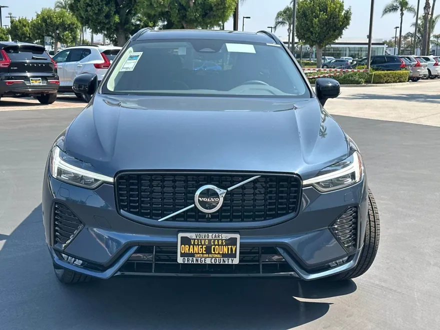 2025 Volvo XC60 B5 Plus photo 1