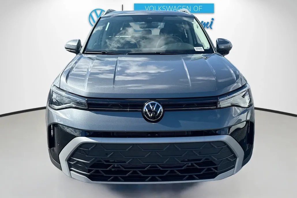 2025 Volkswagen Taos SE photo 1