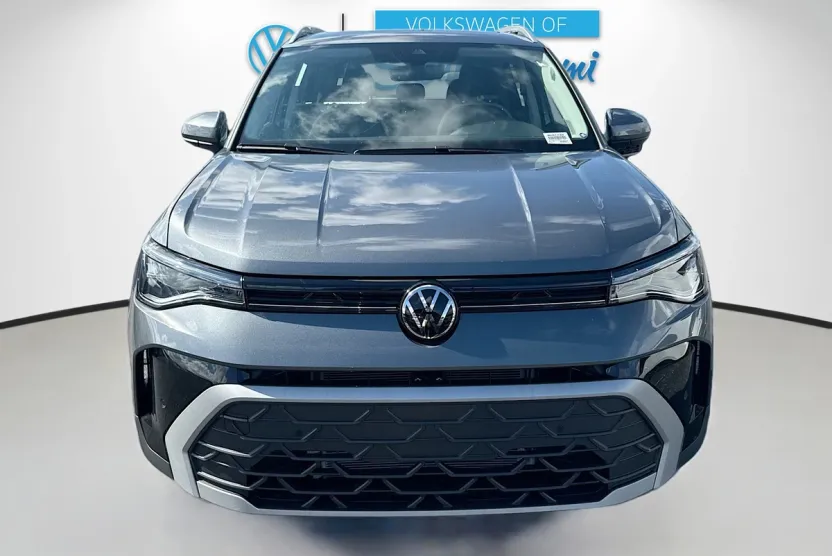2025 Volkswagen Taos SE photo 1