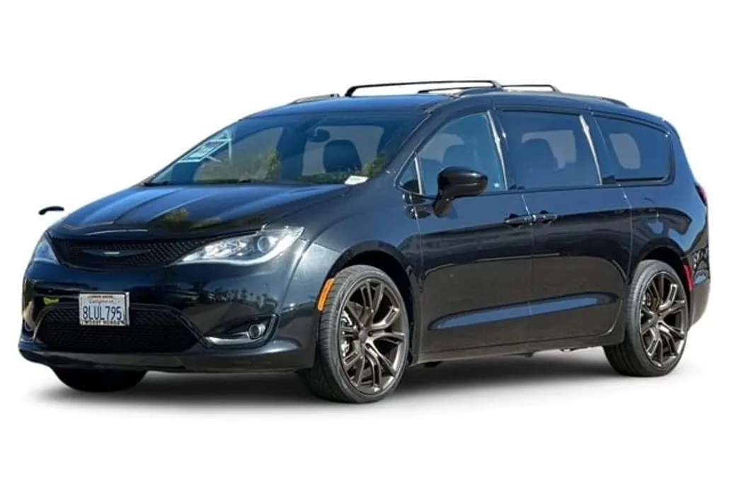 2019 Chrysler Pacifica Touring L photo 1