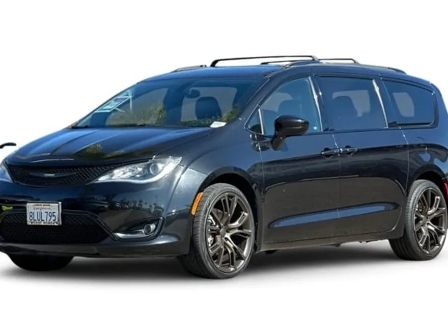 2019 Chrysler Pacifica Touring L photo 1