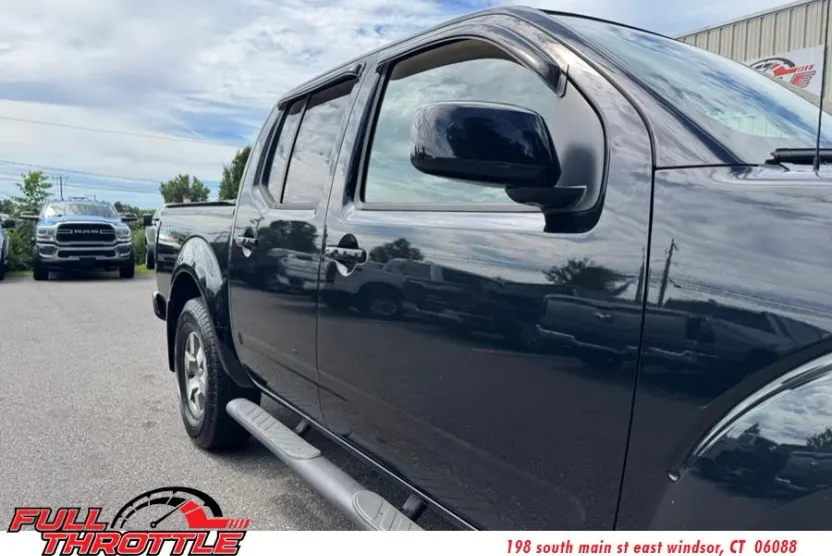 2009 Nissan Frontier Crew Cab SE photo 1