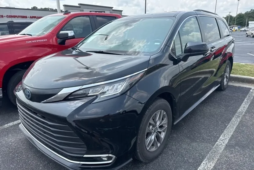 2023 Toyota Sienna XLE photo 1