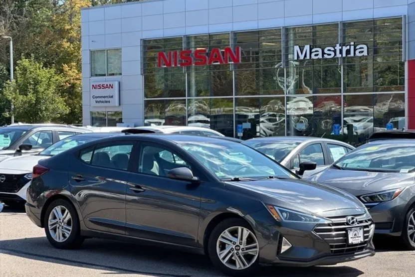 2020 Hyundai Elantra SEL photo 1