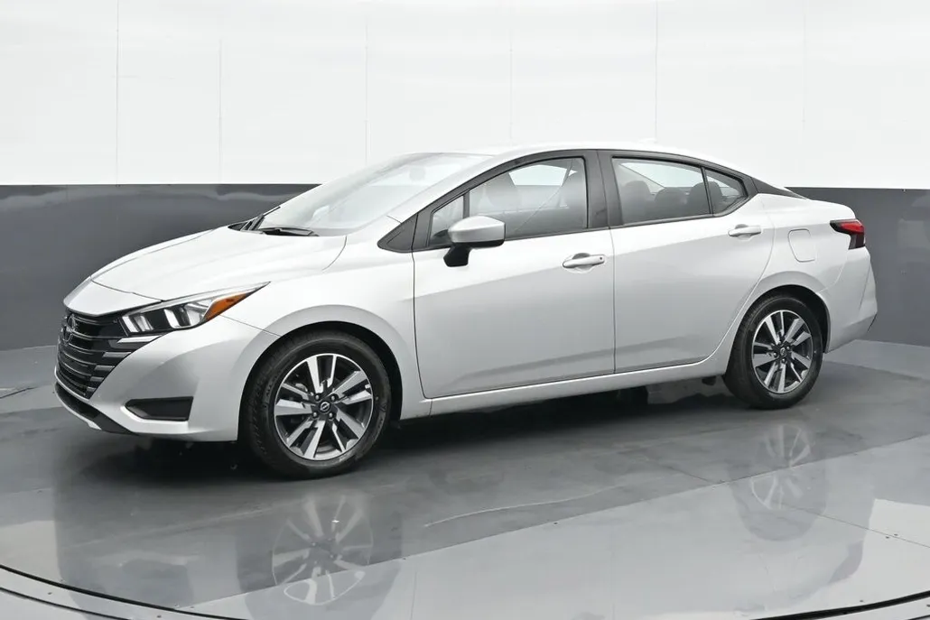 2023 Nissan Versa 1.6 SV photo 1