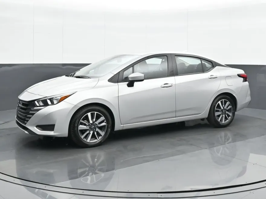 2023 Nissan Versa 1.6 SV photo 1