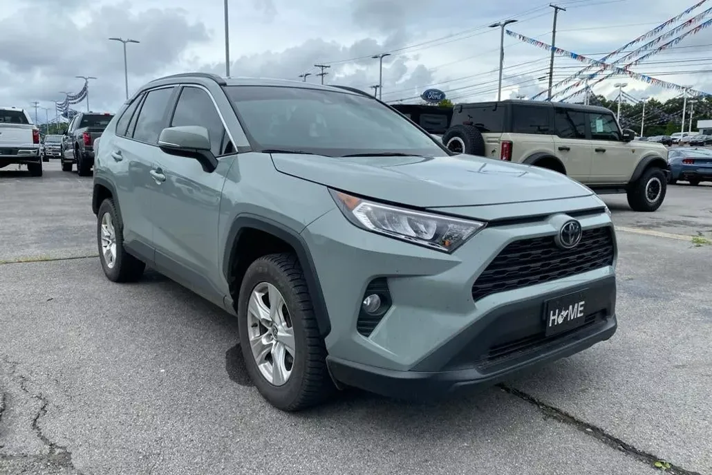 2021 Toyota RAV4 XLE photo 1
