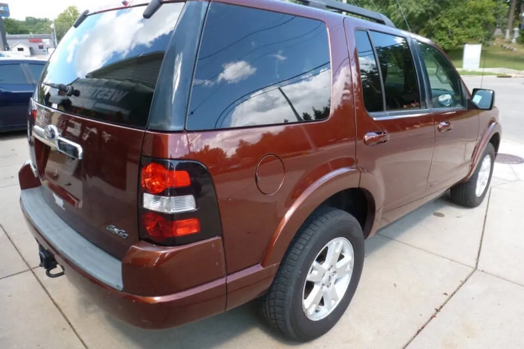 2010 Ford Explorer XLT photo 1
