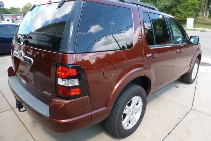 2010 Ford Explorer XLT photo 1