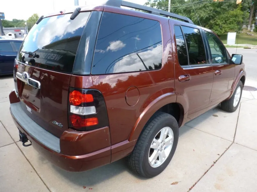 2010 Ford Explorer XLT photo 1