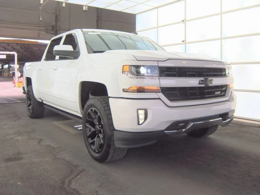 2018 Chevrolet Silverado 1500 LT photo 1