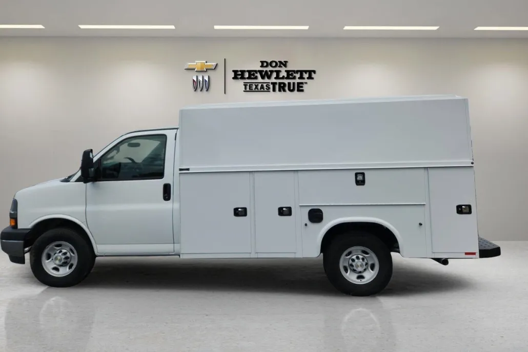 2025 Chevrolet Express Cutaway 3500 photo 1