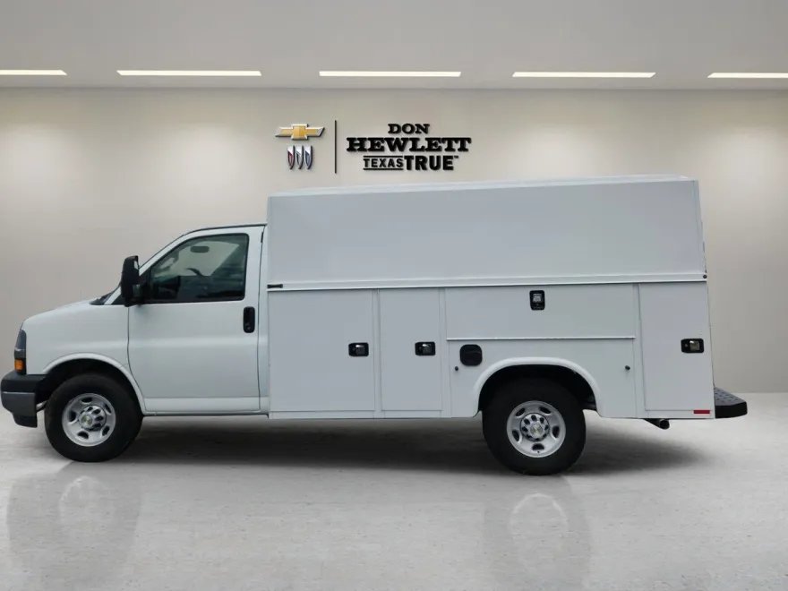 2025 Chevrolet Express Cutaway 3500 photo 1