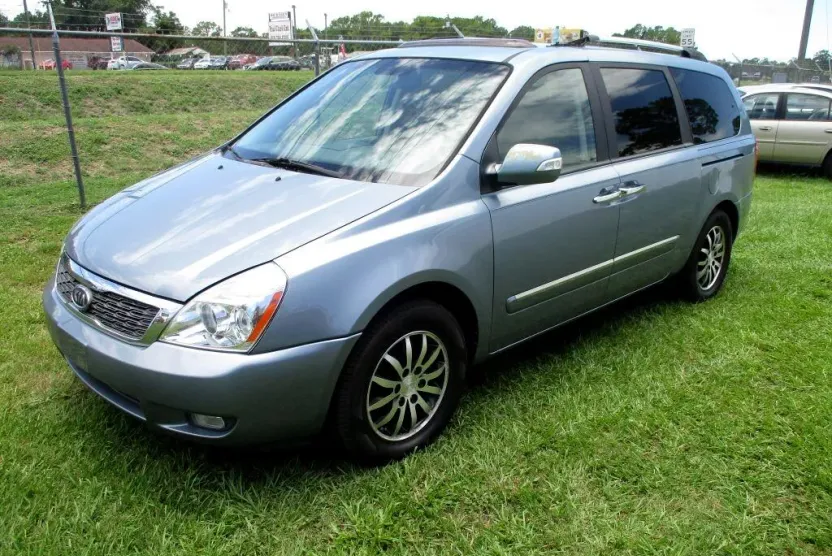 2011 Kia Sedona EX photo 1