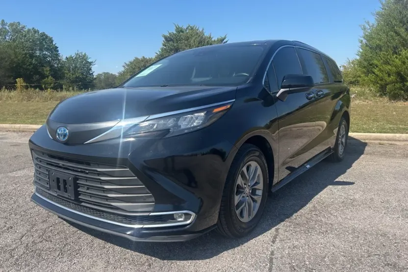 2024 Toyota Sienna XLE photo 1