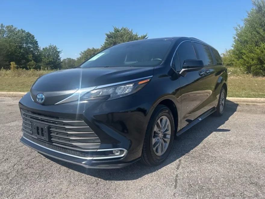 2024 Toyota Sienna XLE photo 1