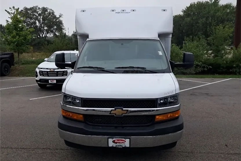 2024 Chevrolet Express Cutaway 3500 photo 1