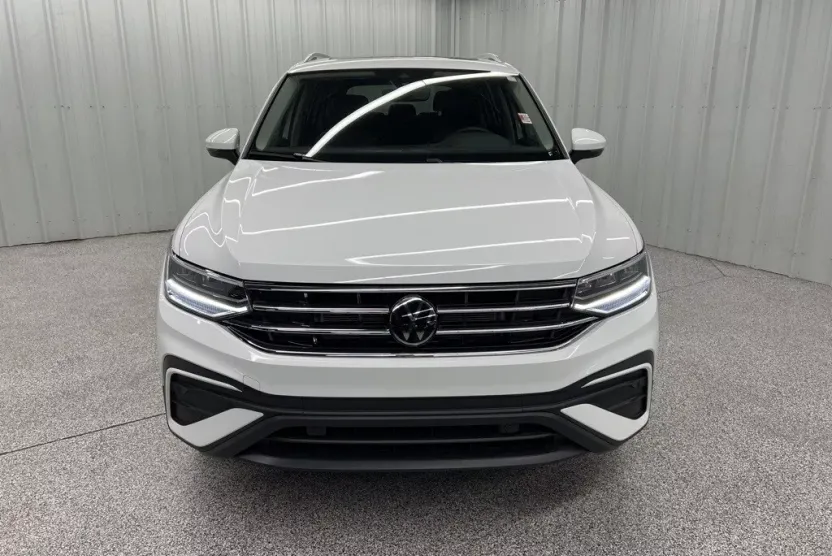 2024 Volkswagen Tiguan SE photo 1
