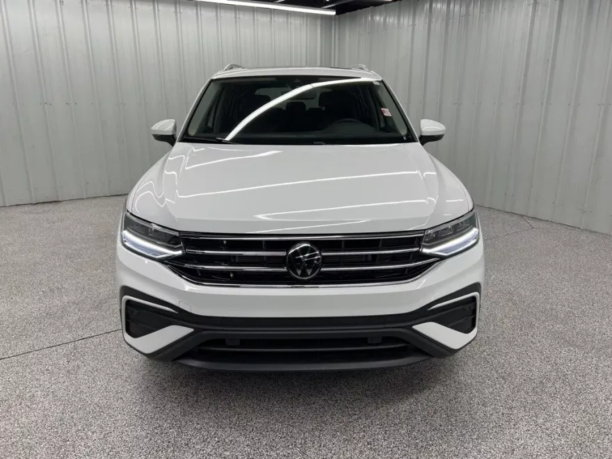 2024 Volkswagen Tiguan SE photo 1