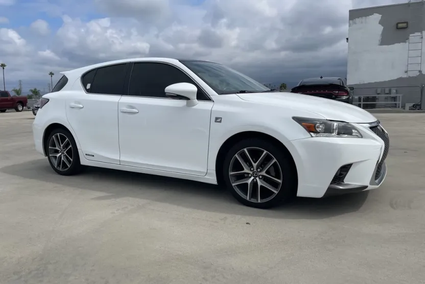 2016 Lexus CT 200h photo 1