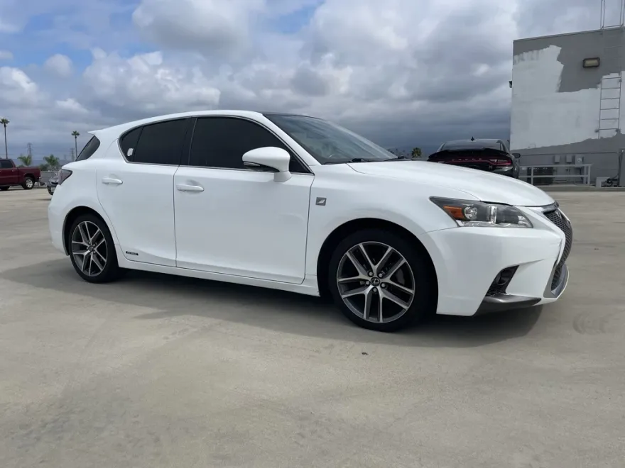 2016 Lexus CT 200h photo 1