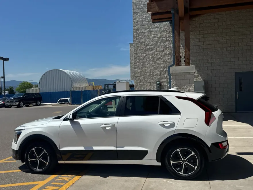 2023 Kia Niro SX photo 1