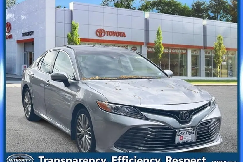 2020 Toyota Camry XLE photo 1